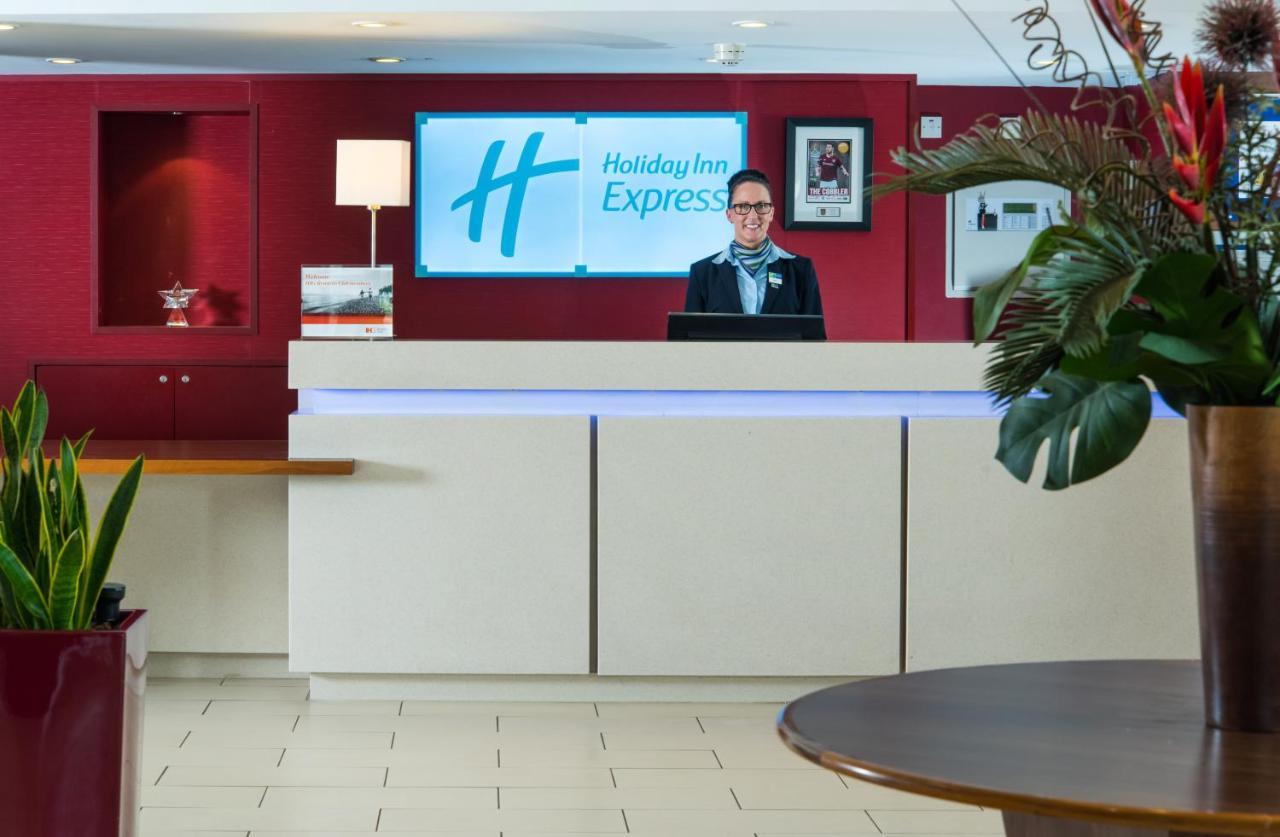Holiday Inn Express Northampton - South By Ihg Bagian luar foto