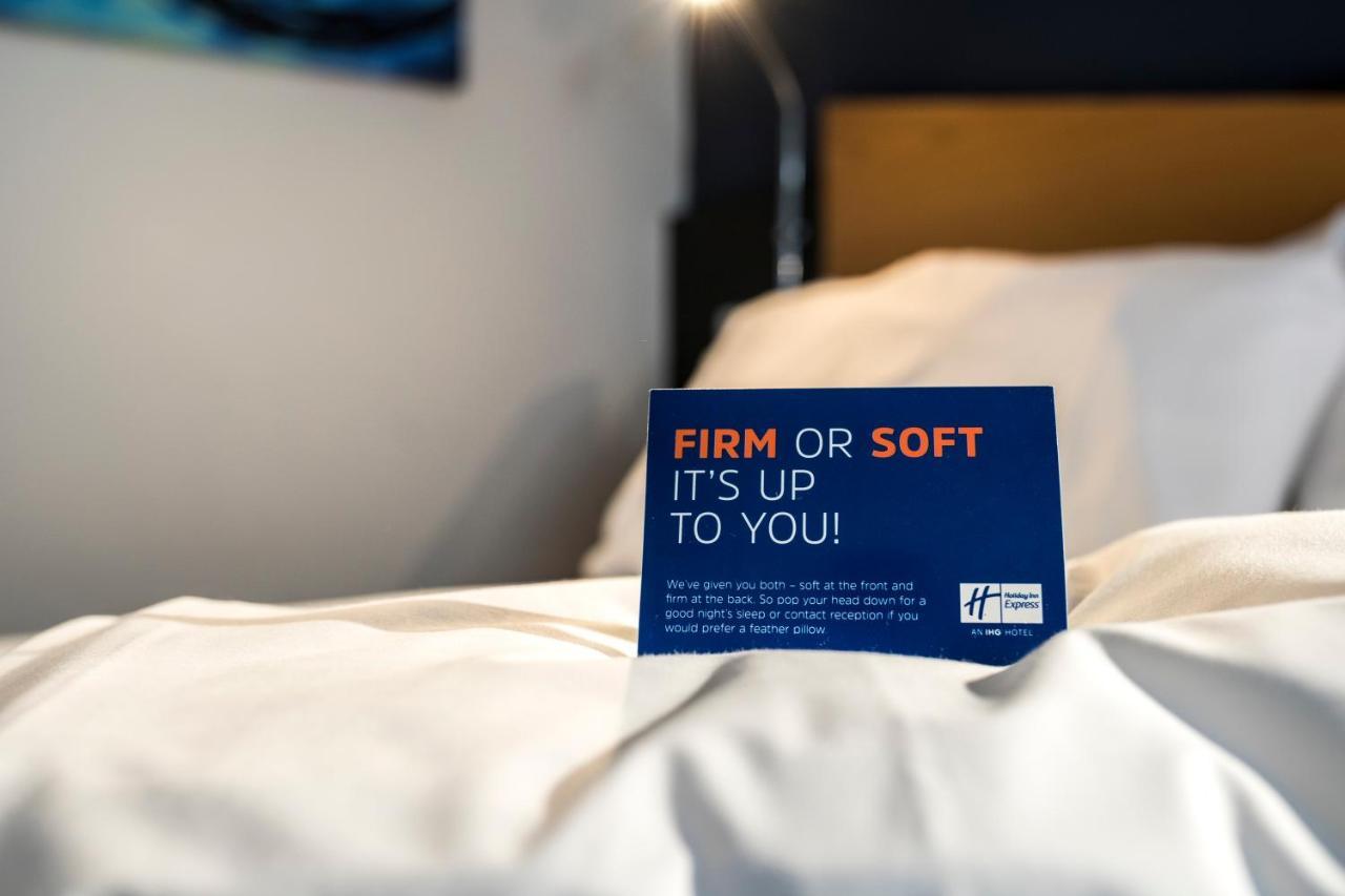 Holiday Inn Express Northampton - South By Ihg Bagian luar foto