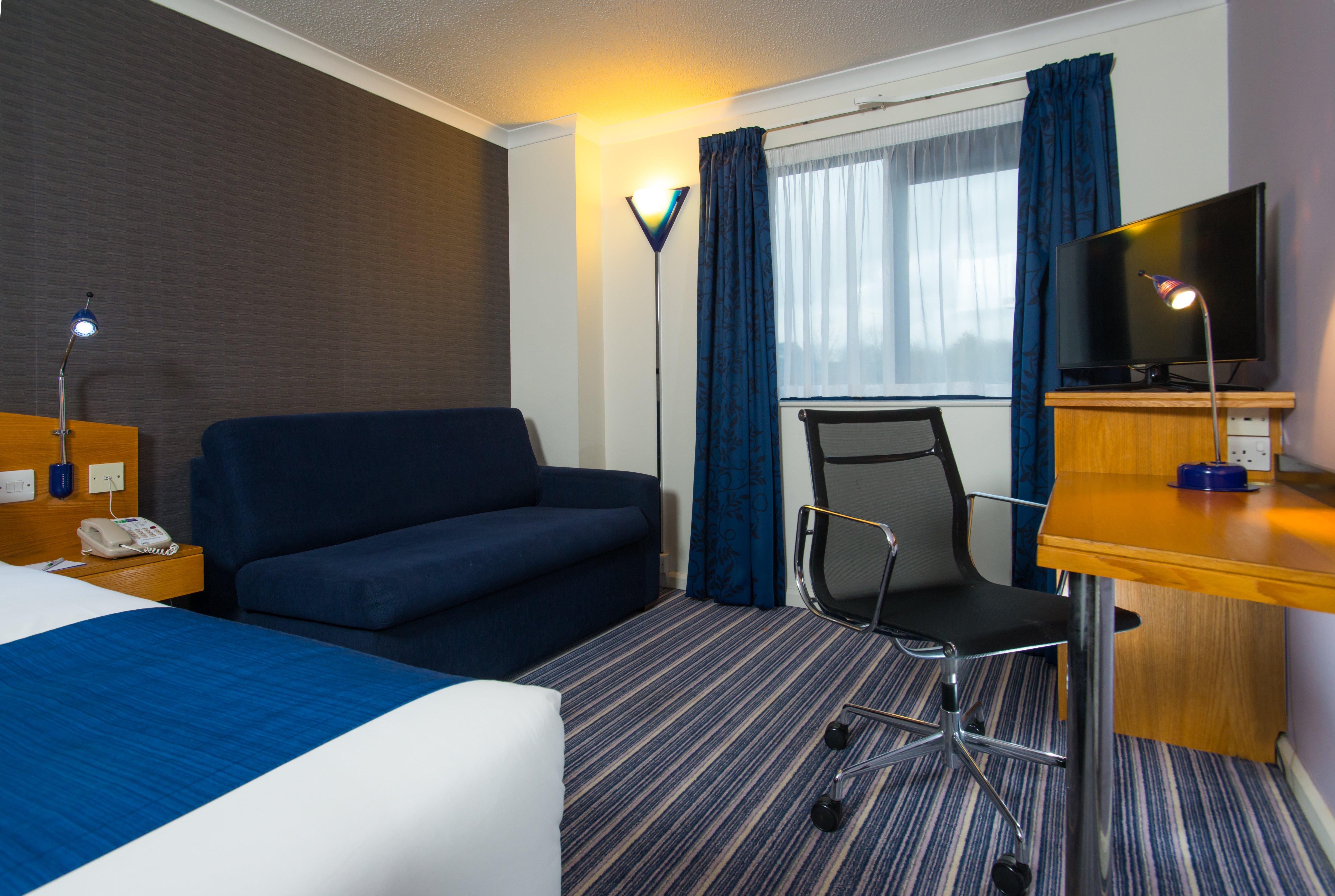 Holiday Inn Express Northampton - South By Ihg Bagian luar foto