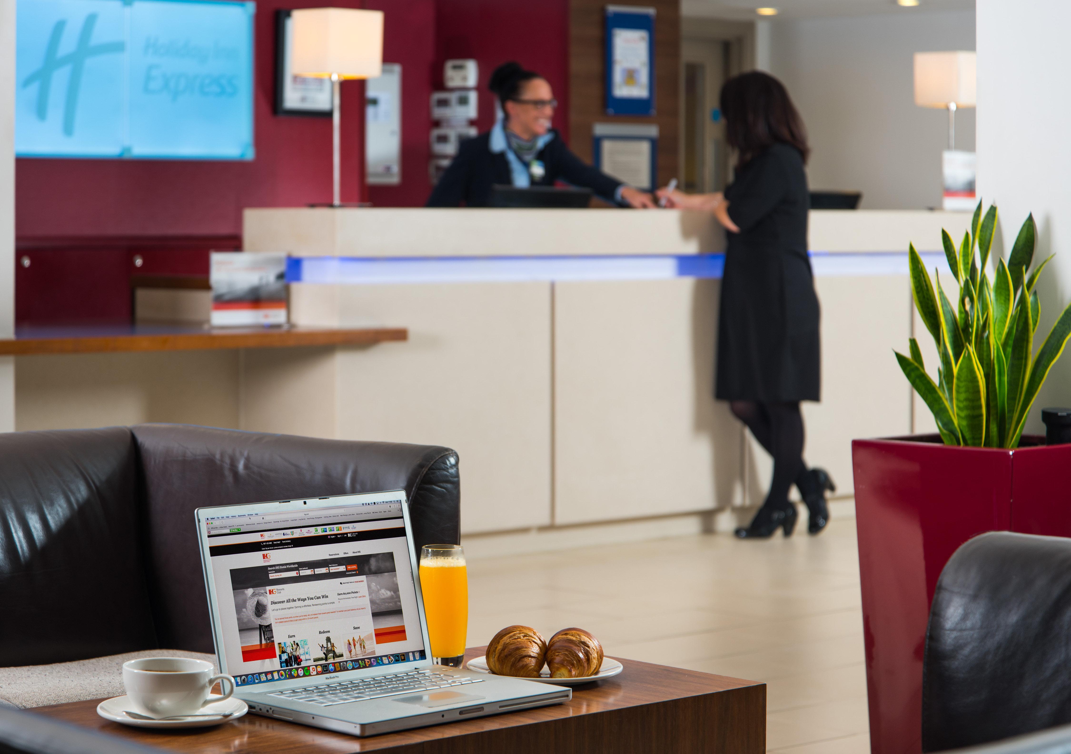 Holiday Inn Express Northampton - South By Ihg Bagian luar foto