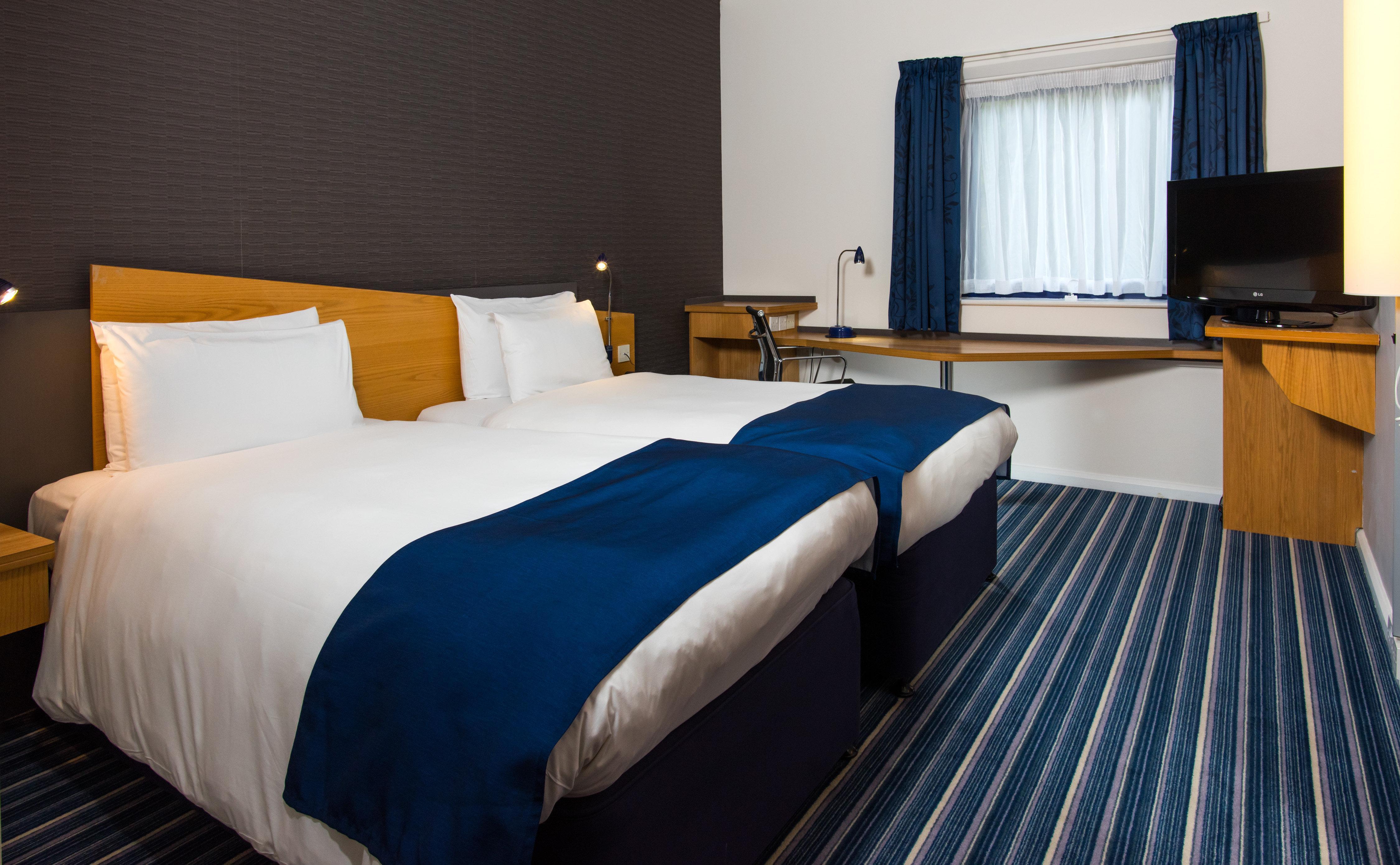 Holiday Inn Express Northampton - South By Ihg Bagian luar foto