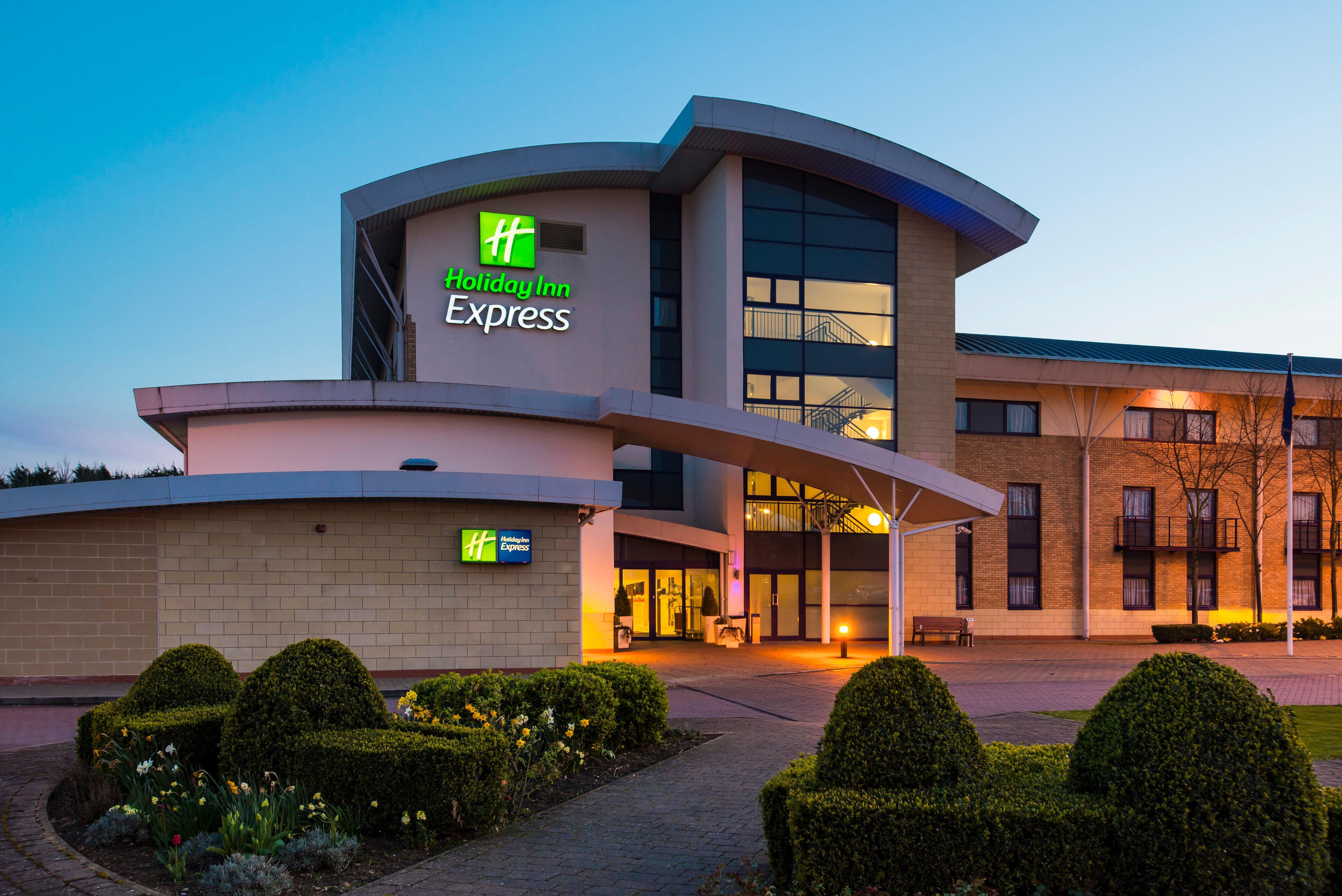 Holiday Inn Express Northampton - South By Ihg Bagian luar foto