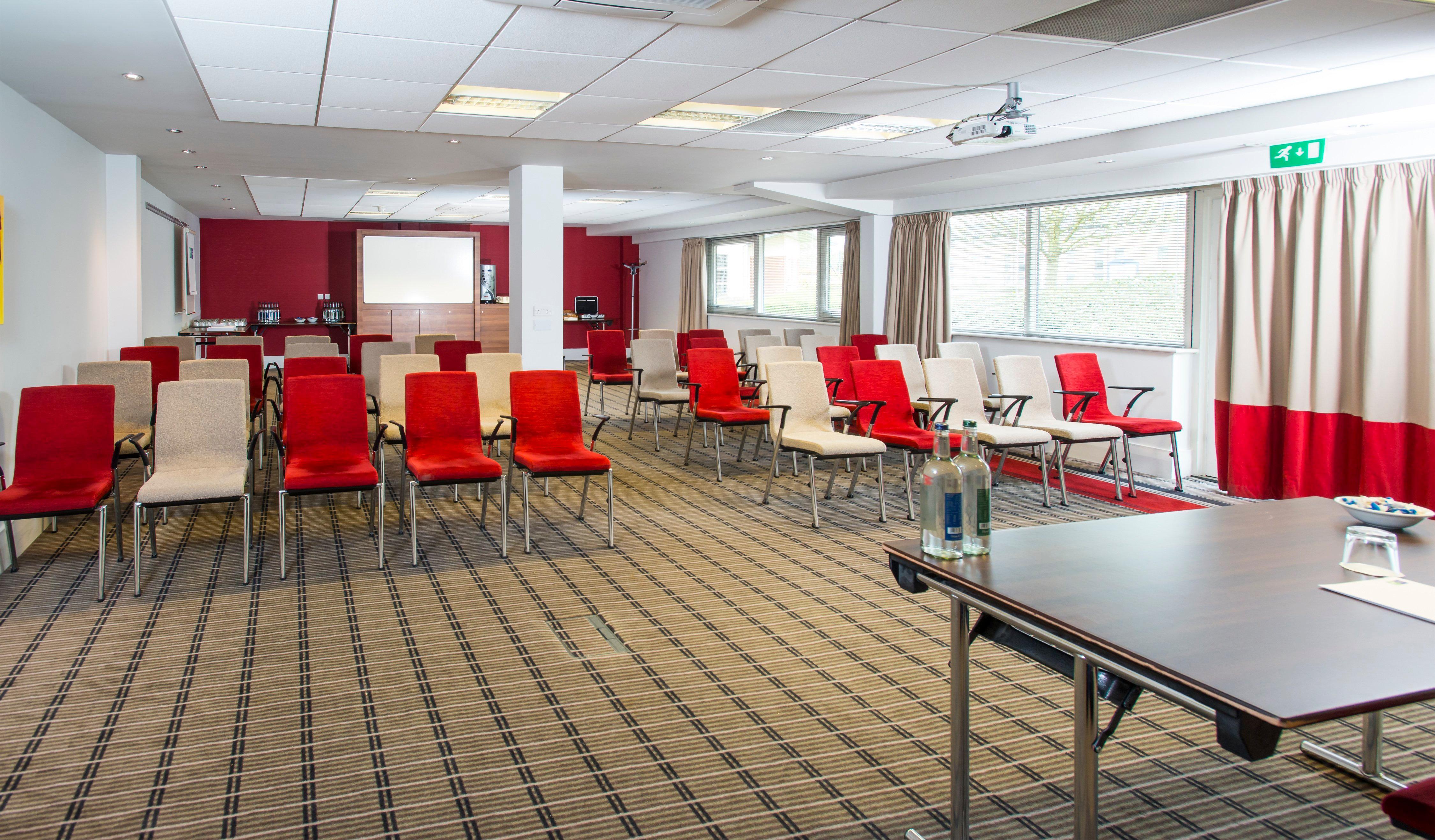 Holiday Inn Express Northampton - South By Ihg Bagian luar foto