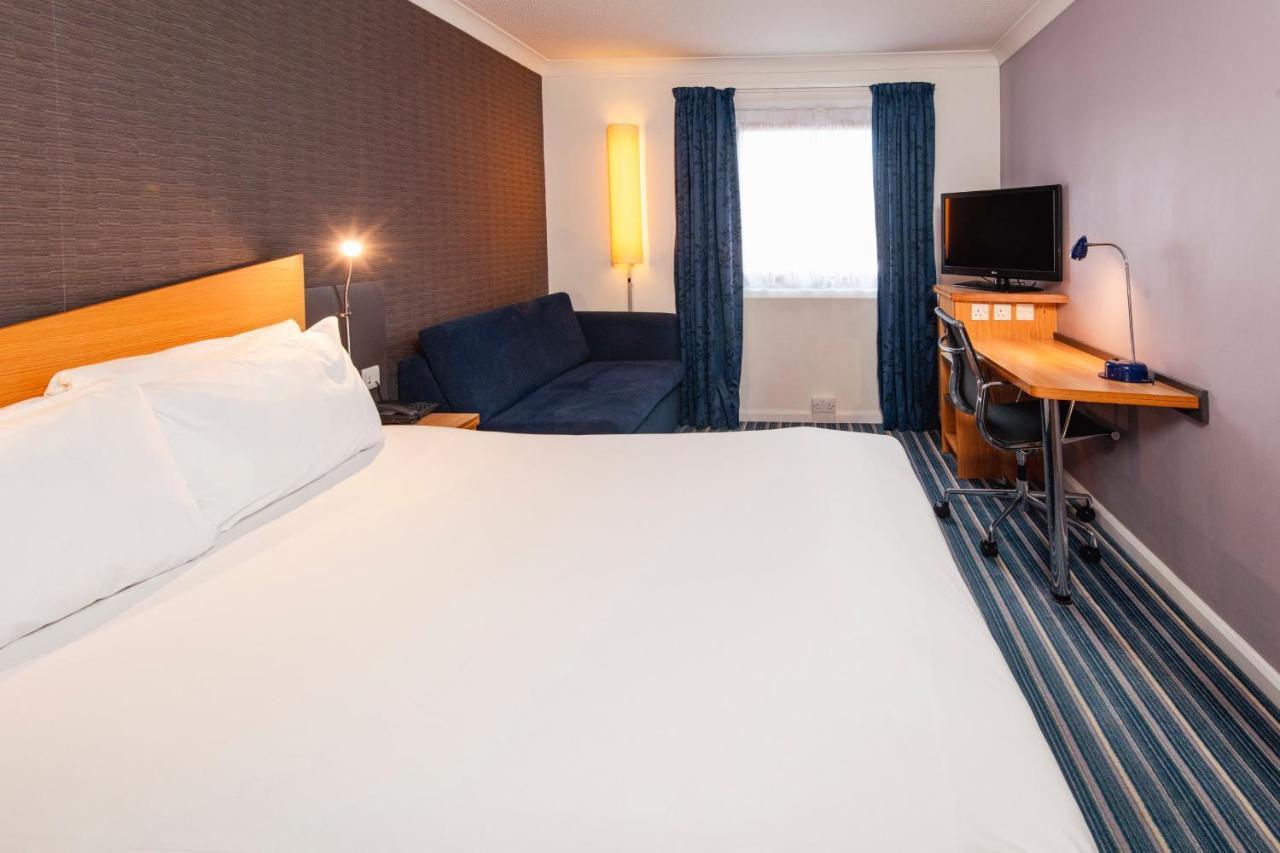 Holiday Inn Express Northampton - South By Ihg Bagian luar foto