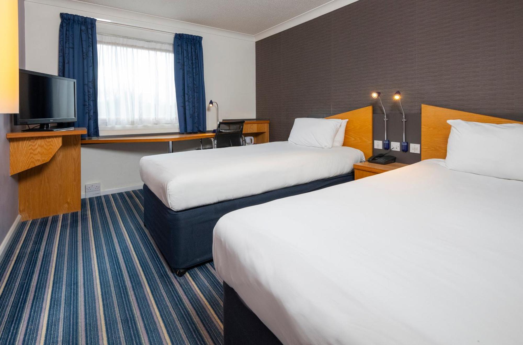 Holiday Inn Express Northampton - South By Ihg Bagian luar foto