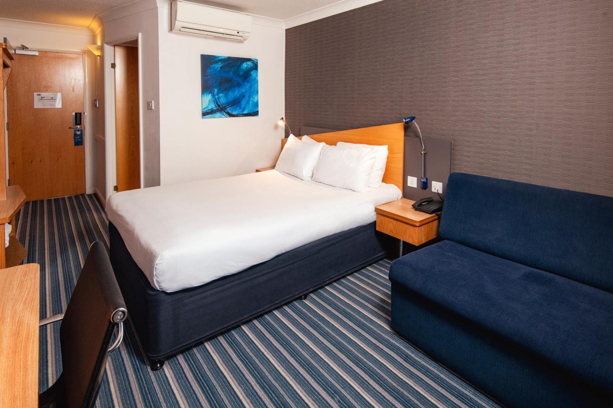 Holiday Inn Express Northampton - South By Ihg Bagian luar foto