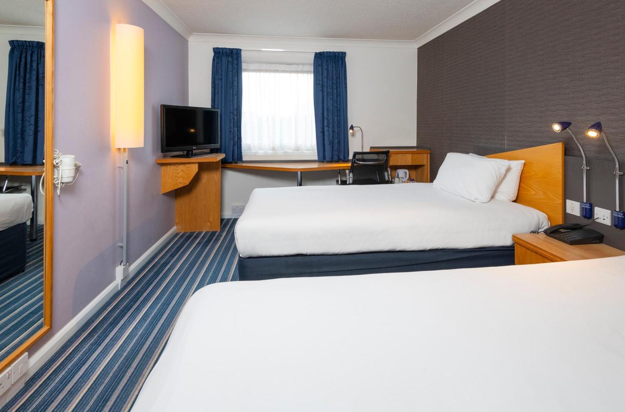 Holiday Inn Express Northampton - South By Ihg Bagian luar foto