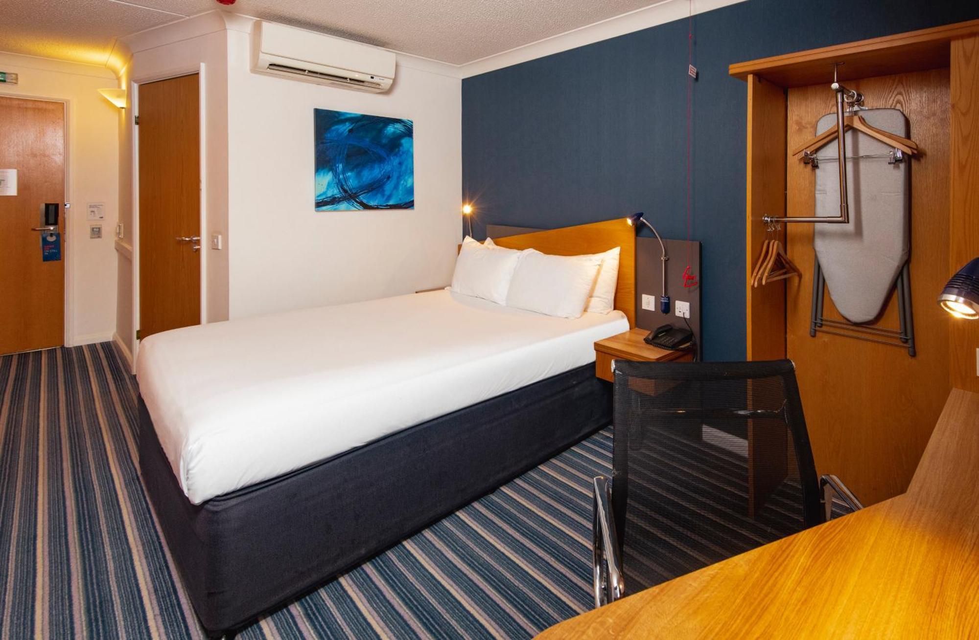 Holiday Inn Express Northampton - South By Ihg Bagian luar foto