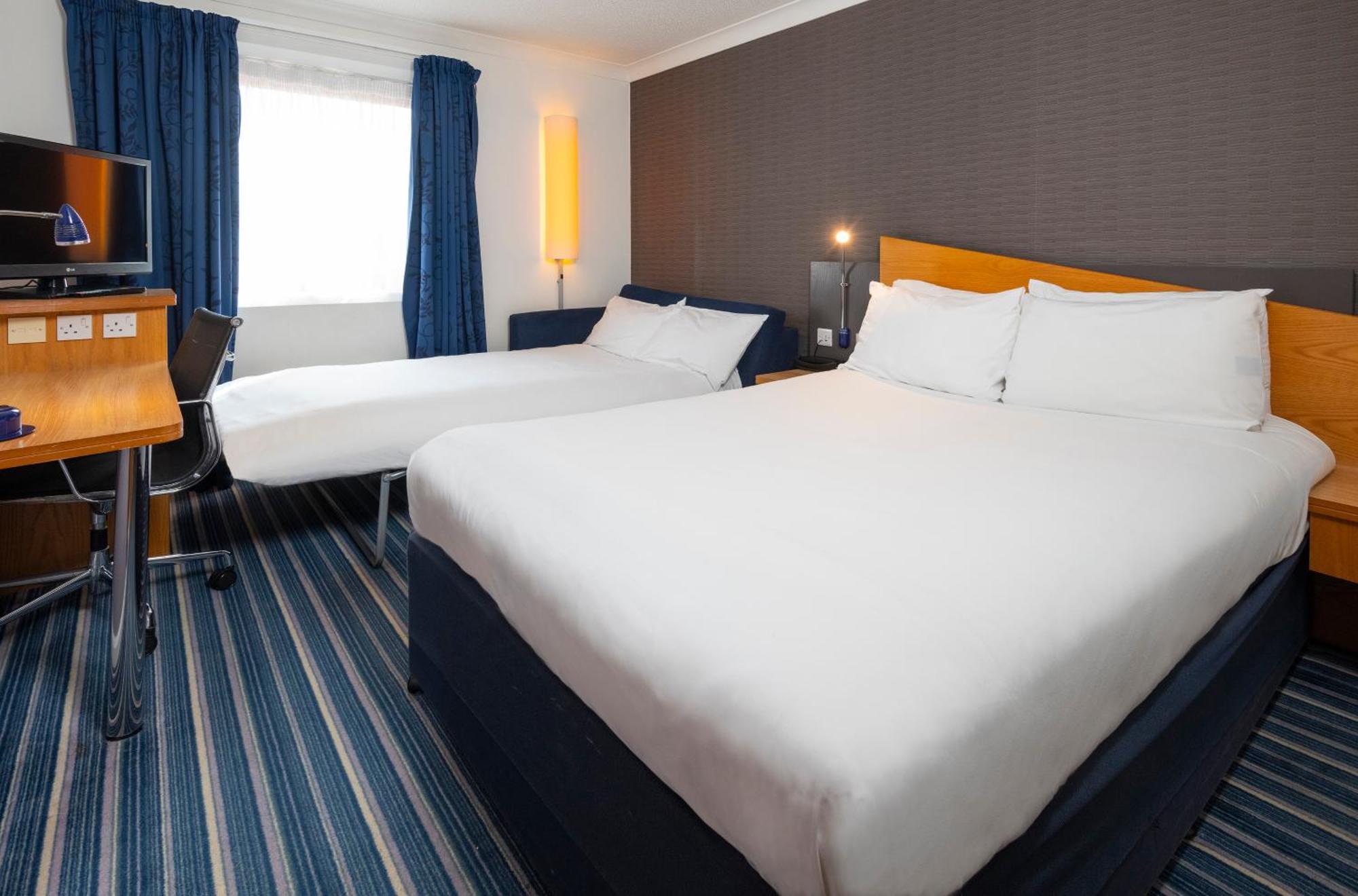 Holiday Inn Express Northampton - South By Ihg Bagian luar foto