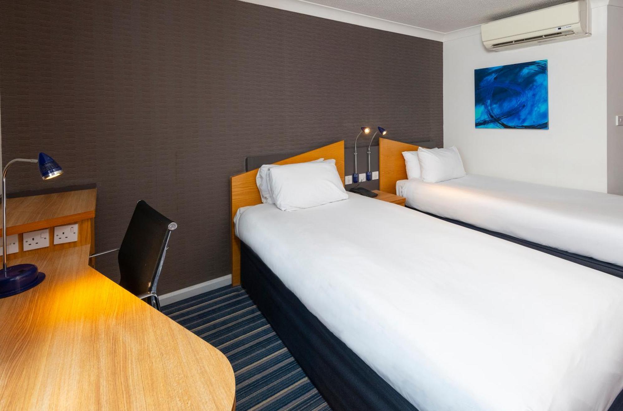 Holiday Inn Express Northampton - South By Ihg Bagian luar foto