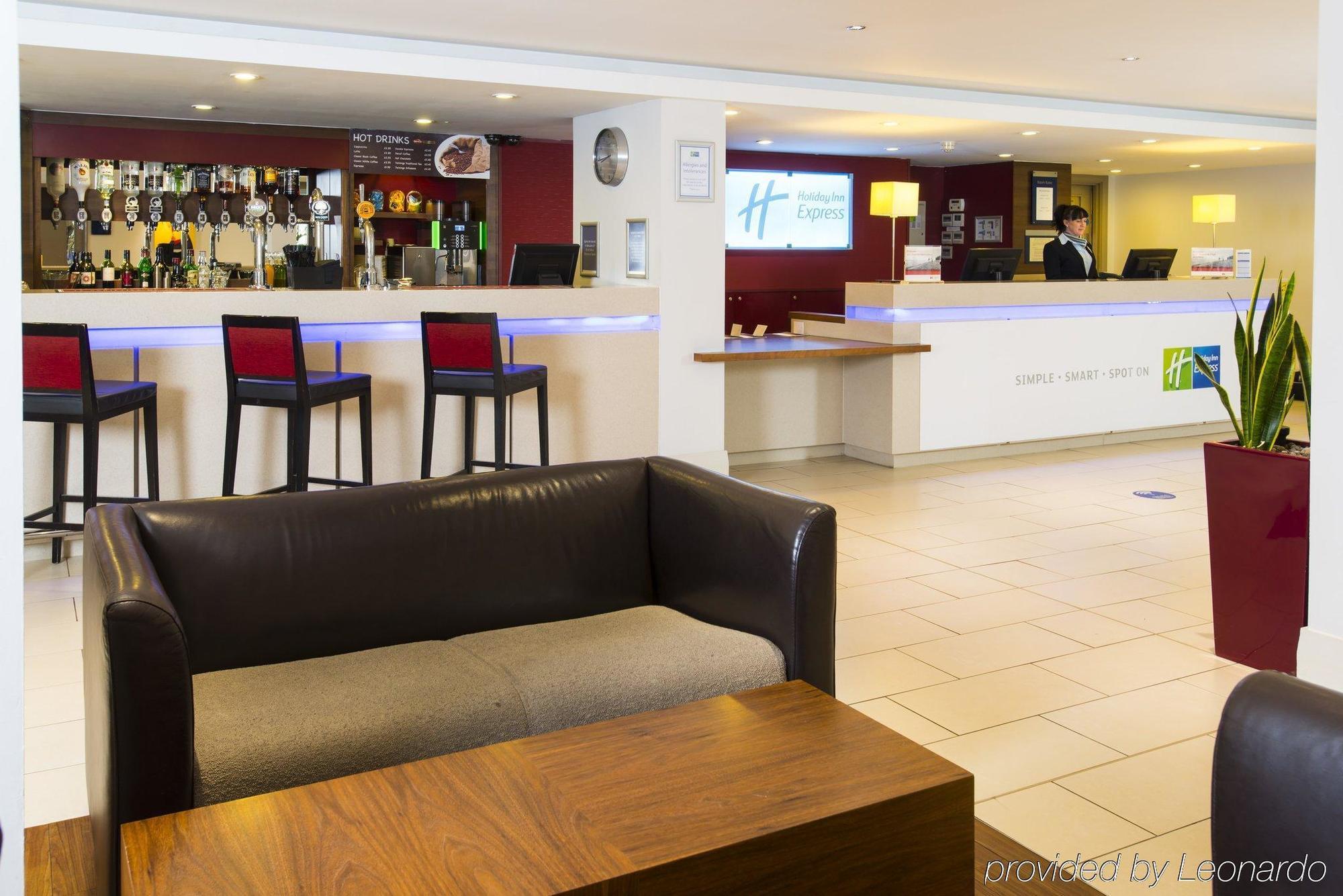 Holiday Inn Express Northampton - South By Ihg Bagian luar foto