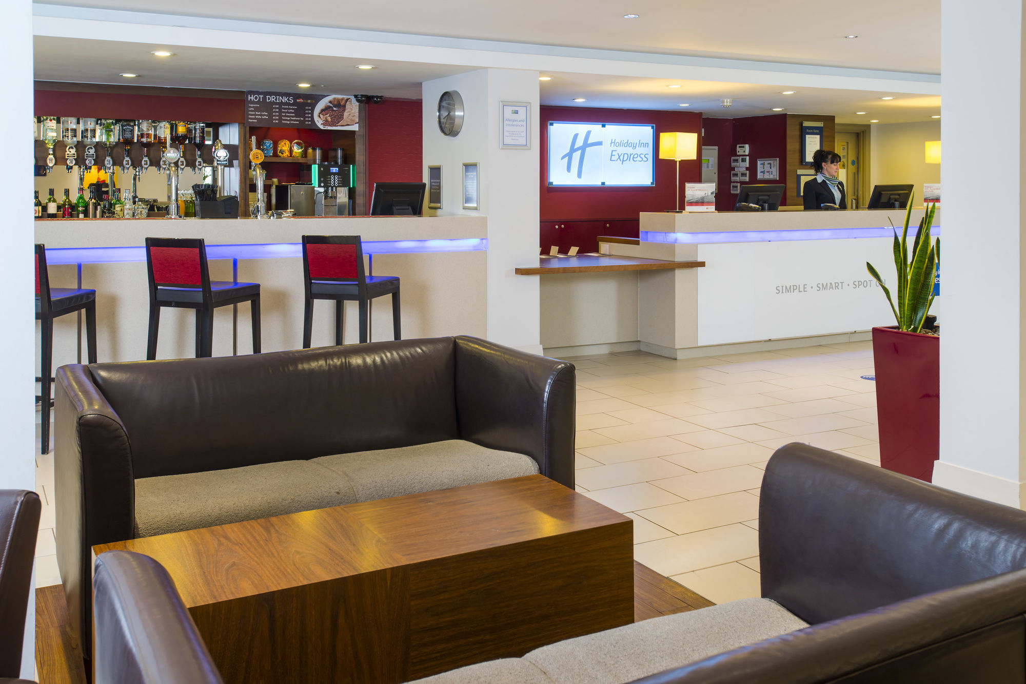 Holiday Inn Express Northampton - South By Ihg Bagian luar foto