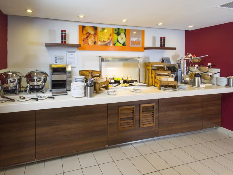 Holiday Inn Express Northampton - South By Ihg Bagian luar foto